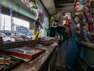 Ad �abitarle�, stretti in pochi metri quadrati, sono i giornalai: lavoratori che �vendono notizie� ai passanti sporgendosi dalla piccola finestra del loro locale